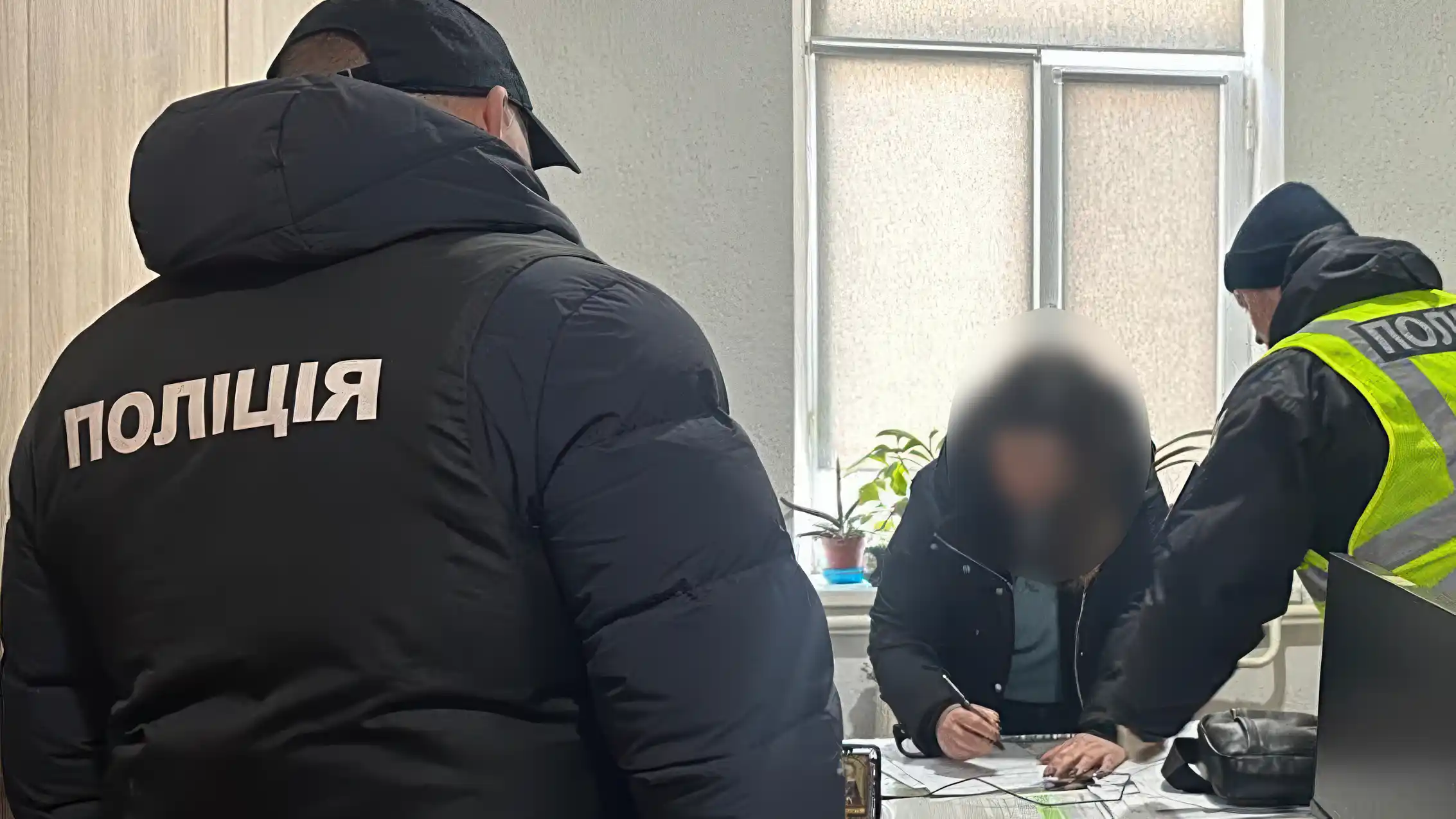 У Вінниці посадовицю ТЦК викрили на хабарі з матері загиблого image